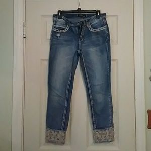 Stitch star distressed, embroidered ankle jeans